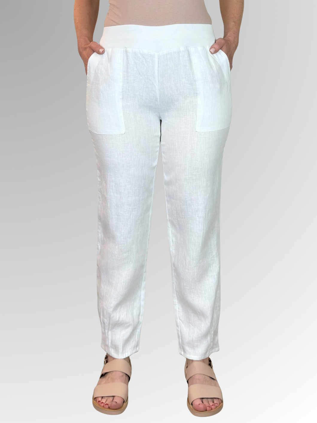 The Catalina Linen Pant by Maglia is the ultimate choice for summer style. With its cool and comfortable fit, ribbed elastic waistband, and tapered tuck detail at the ankle, these pants are both trendy and practical. Perfect for any summer outing, and with the added bonus of pockets, you can't go wrong with this relaxed fit pant.