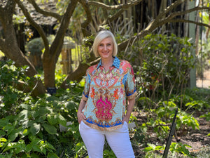 The Lula Soul Le Sereno Shirt in Ocean offers a refined summer statement with its elegant placement print in deep, summery hues. Crafted from smooth, silky viscose, this top delivers exceptional comfort and a luxurious feel. It’s an excellent addition to your warm-weather collection, blending sophistication with a touch of playful charm.
