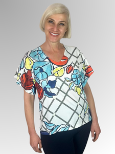 Experience effortless summer fashion in the Scorzzo V-Neck Jardin Top. Crafted in Spain, this classic piece is made from a silky-soft mix of cotton elastane, and features a stylish floral print. The ideal length sits below the hip, whilst flattering ruffle sleeves complete the look.