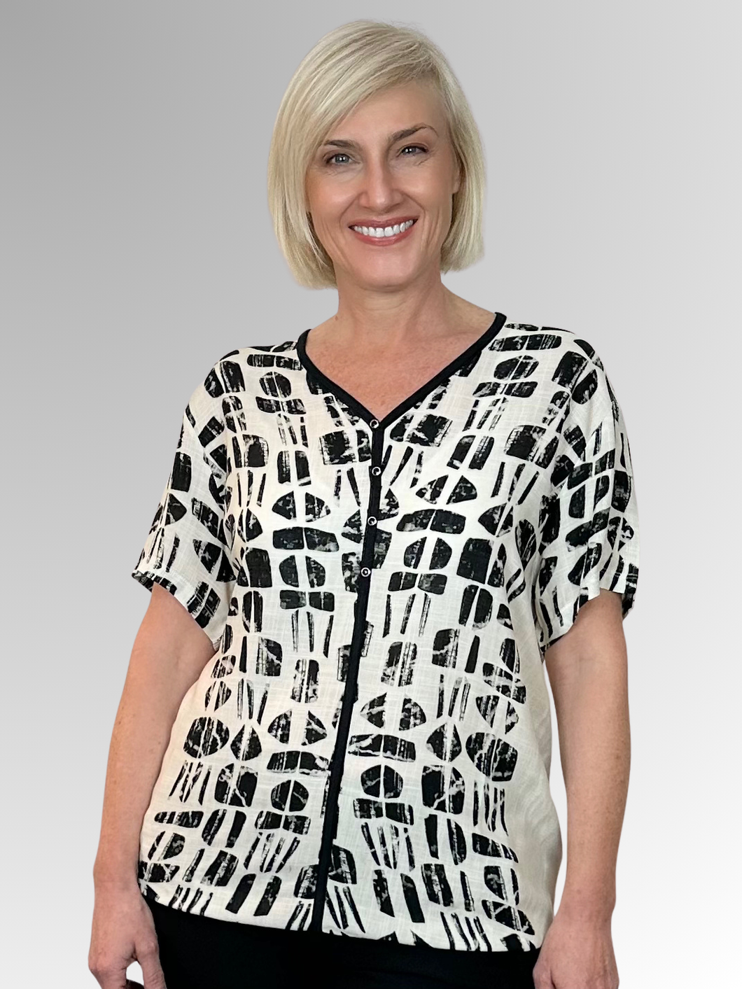 Made in Portugal from soft viscose, the Fernanda Top by Bagoraz features a striking black and natural design with a playful edge. The V-neck pops with contrast trim and stud details, while the fine elastic waistband offers a comfy, flattering fit. Its relaxed, generous silhouette makes it perfect for easy, stylish days.