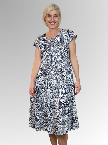 Float through summer in the Aksharay Crinkle Dress by Orientique! Crafted from easy-care organic cotton, this dress boasts a flattering bias cut and a fun navy and white print. The crinkle fabric adds a lively texture that keeps you cool when the temperature rises. Stay effortlessly chic and playful all season with Orientique!