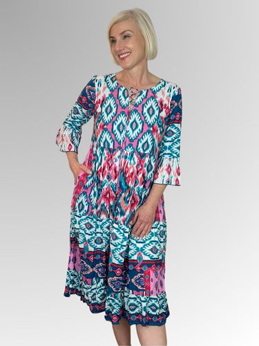 The Orientique Izmir Turquoise Frill Dress is made from 100% organic crinkled cotton, providing a natural and breathable feel. The frilled 3/4 length sleeves, tasseled ties and pockets provide comfort and style, while the colourful print adds a touch of cheer. Perfect for staying cool in the summer heat!