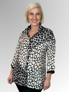 Experience effortless style with the Splice 3/4 Sleeve Overshirt by Renoma. Featuring a striking black and ivory spliced design, this lightweight overshirt combines viscose and nylon for a soft, floaty feel. The wired collar lets you shape it to your preference, adding a personalised touch to your look. Perfect for layering, it offers both comfort and a bold statement in one versatile piece.