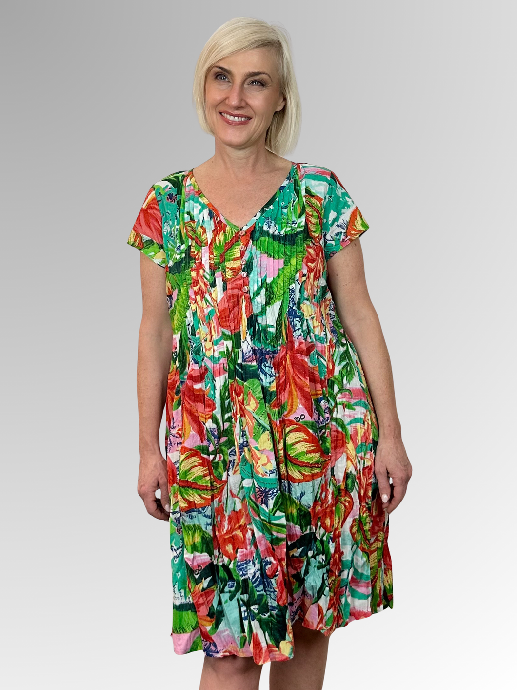 Stay cool and comfortable in the Equador Easy Fit Dress by Orientique. Made from organic crinkled cotton, this dress is lightweight and perfect for those hot summer days. The relaxed fit, V-neckline with button trim and pleat detailing add a touch of style, while the pockets make it practical for everyday wear. Ideal for lounging in the heat!